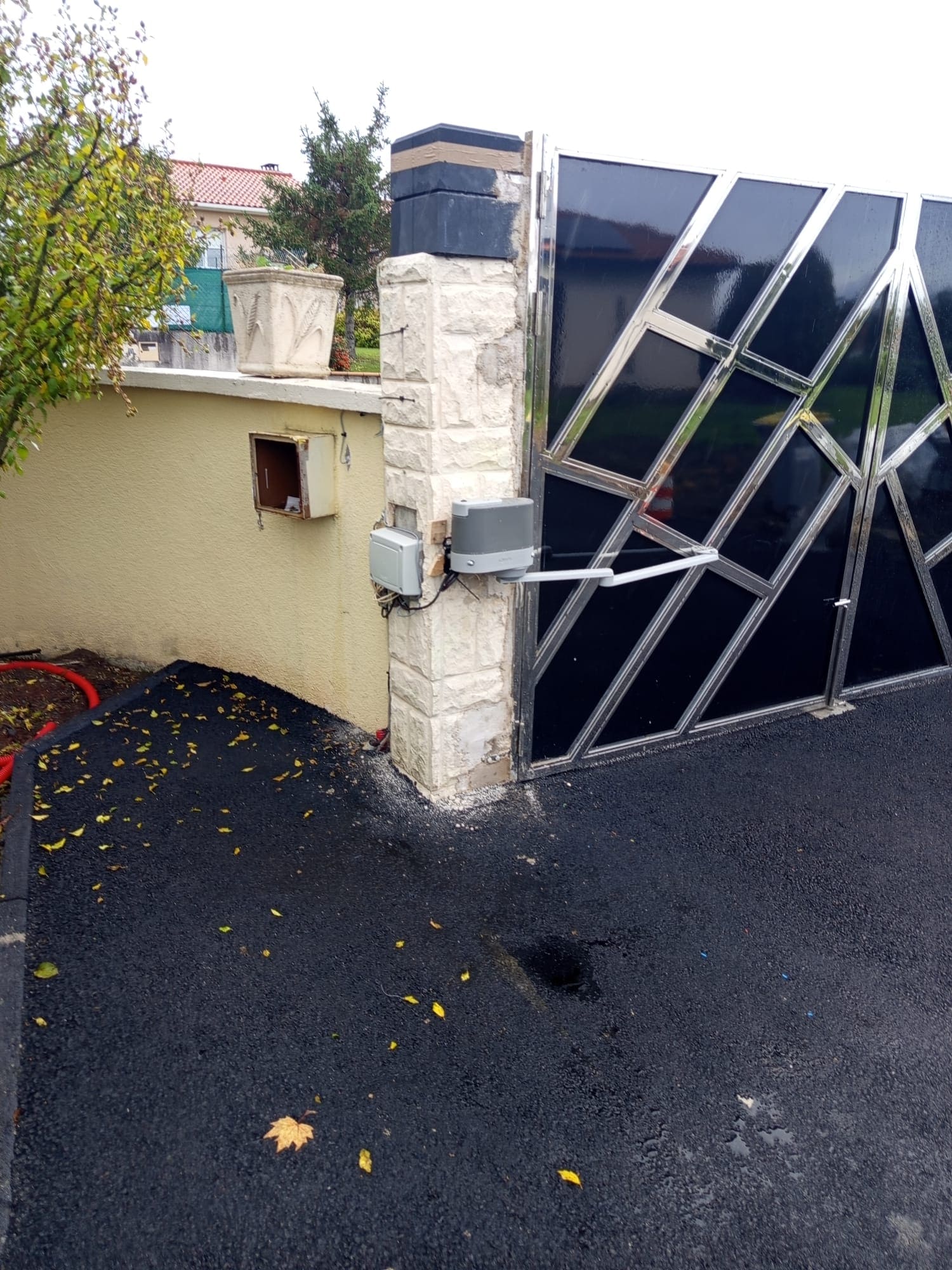 Détail du moteur et de la fixation sur portail battant