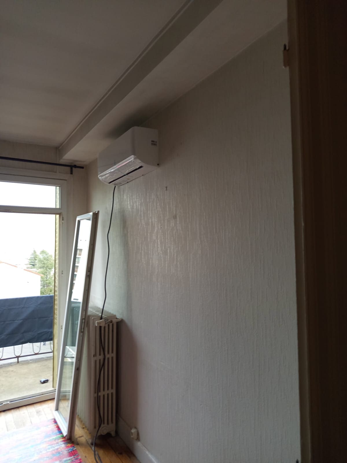 Climatiseur split mural installé en salon à Bellerive-sur-Allier
