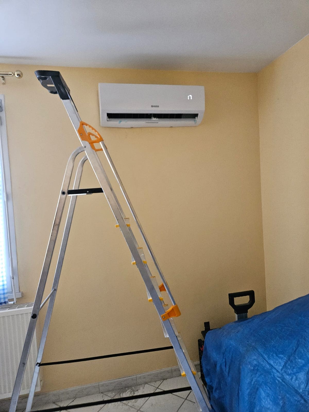 Climatiseur split Olimpia Splendid en cours d’installation