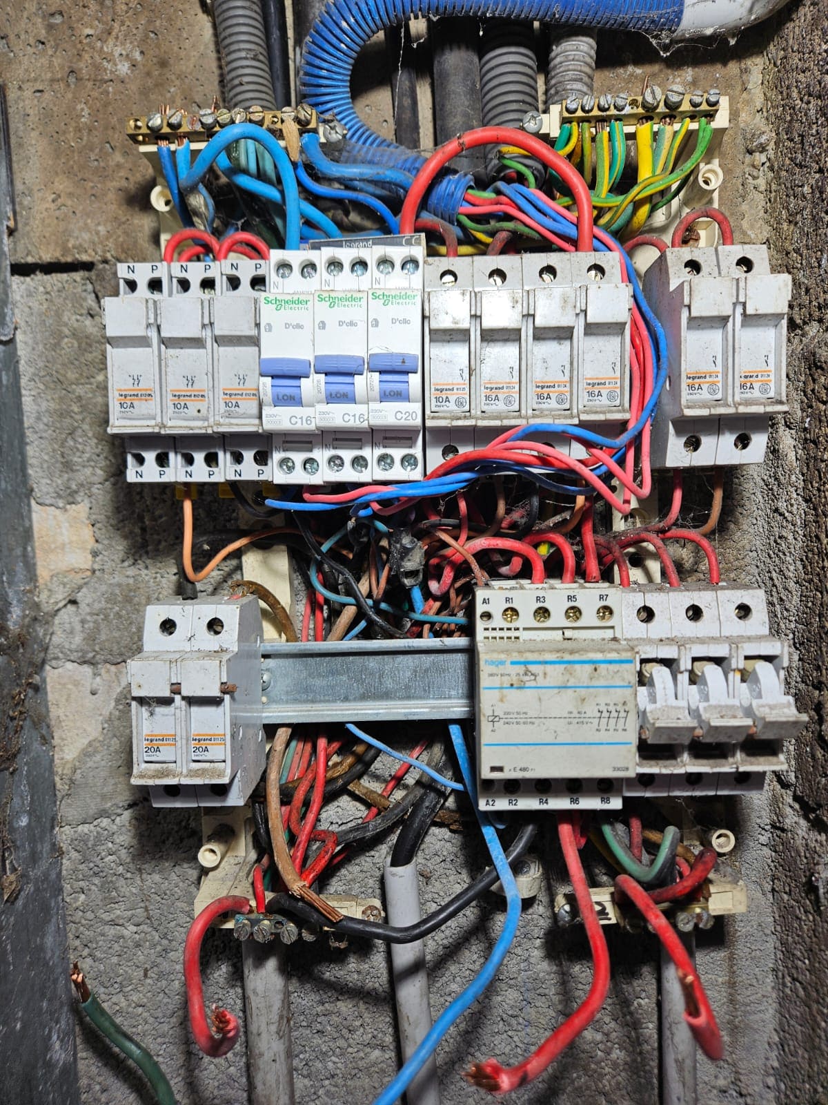 Ancien tableau électrique à fusibles avant rénovation