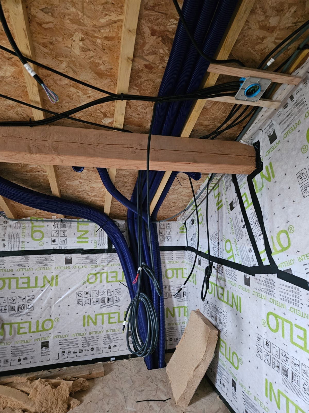 Acheminement de câbles électriques avec isolation INTELLO en combles