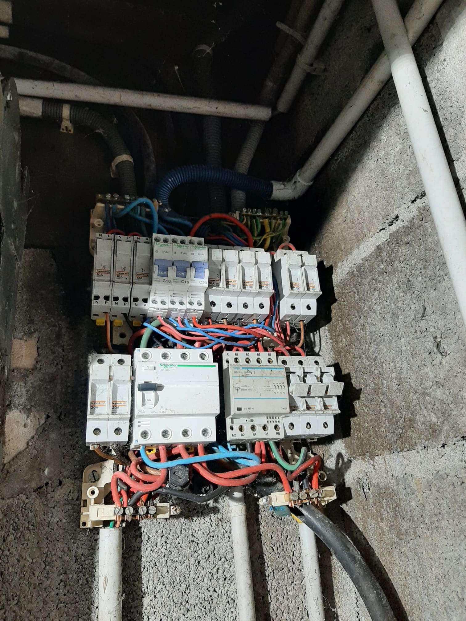 Coffret modulaire industriel avec disjoncteurs Hager et Schneider